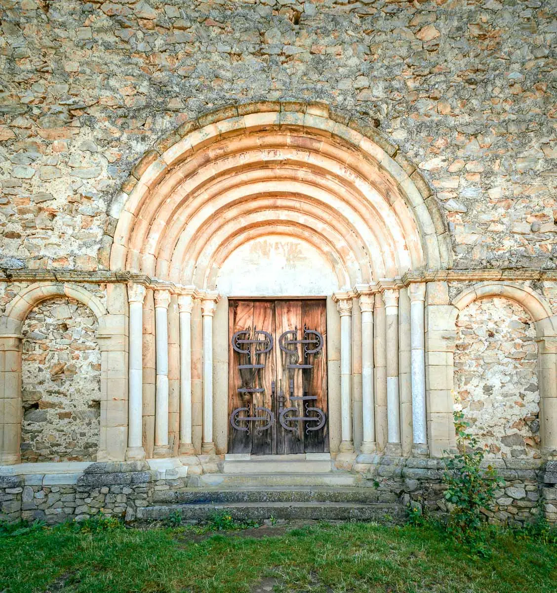 Large wooden door which belongs to the Fortified Church in Cisnădioara.